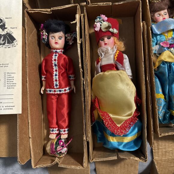🔥Vintage Indonesian World Dressed Style Dolls Lot of 9 BNIB🔥 - Picture 7 of 7